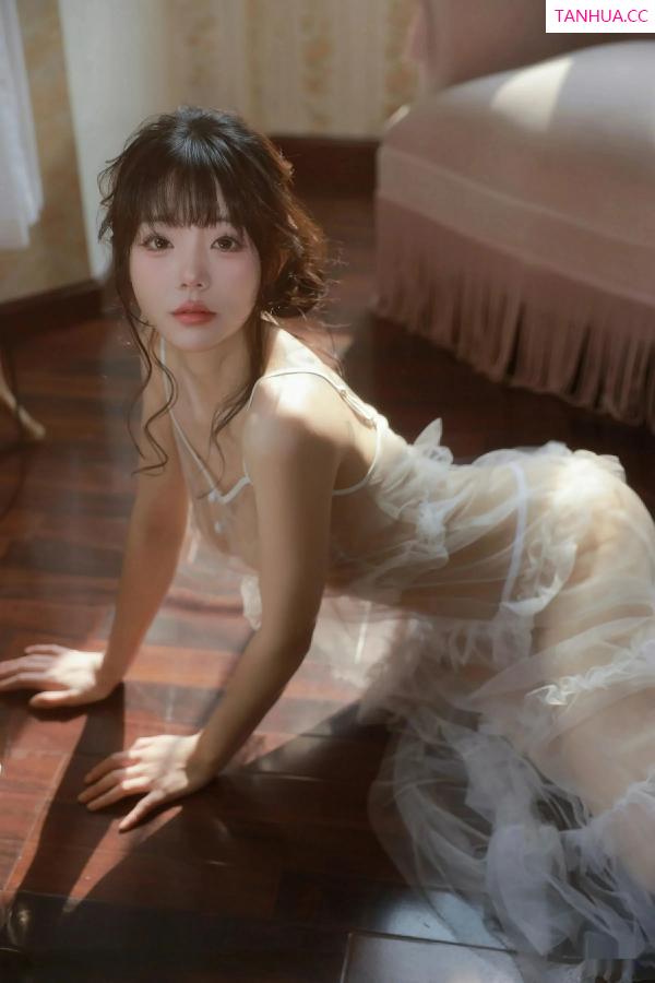 [XiuRen]高清写真图 2025.09.24 No.10799 佘贝拉Bella 连衣短裙